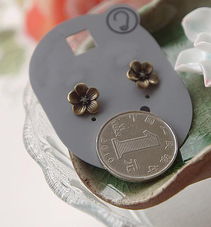 義烏廠家直銷微利 可愛小雛菊花朵復(fù)古耳釘，韓國小飾品批發(fā)與美發(fā)飾品銷售指南